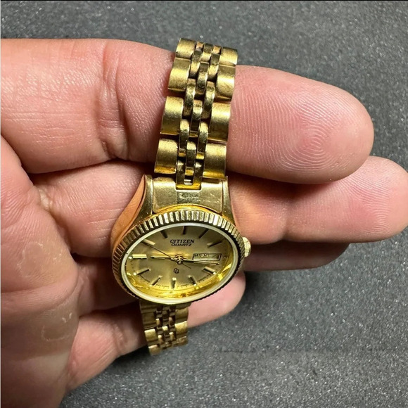 CITIZEN QUARTZ LADIES WATCH YP 6000 914376KT GN-4W-S DAY DATE PARTS OR REPAIR - Picture 3 of 8